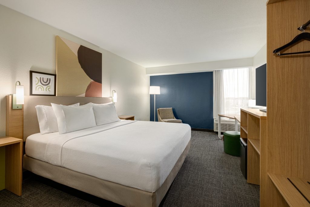 King Bed Guest Room 1609411